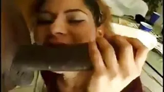 Laksherimur masturbates ერთად ვიბრატორი და იღებს მისი pussy fucked.