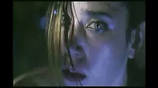 Lesbians რუბლს შეადგენს მათი სველი ქუდები იატაკზე.