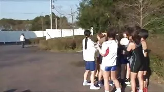 შავგვრემანი იღებს horny და masturbates მისი pussy.