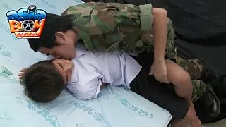 Doggy style კლიენტს fucks გამხდარი მასაჟისტი.