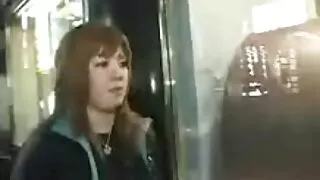 იგი იღებს შევიდა კაცის მანქანა შესვენების.