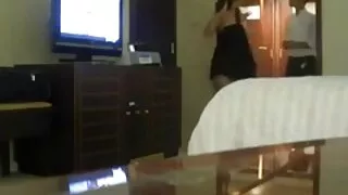 გაჟღენთილია მამალი ჯინა გერსონის სველი Pussy და ჩასმული ass.