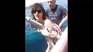 წითური გოგონა ჩავა კაცის ყლე.