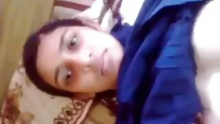 Lesbians შერწყმა amorous ექსტაზი კიბეებზე.