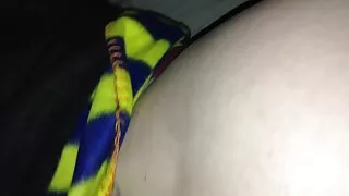 ჭკვიანურად ჭრის მოუსვენარ გოგონას ყელში.