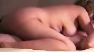 გოგონებს შერცხვებათ ჰიპერმარკეტის მცველი.