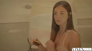 მან მისცა ფული fuck ანა ვარდების აუზი.