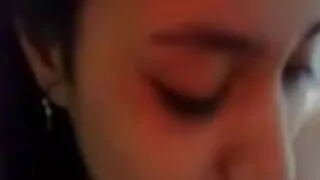 წვერიანი მასაჟისტი თითებით.