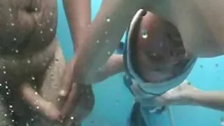 მასაჟი pussy თითებით და მამალი პირში ორივე cheeks.