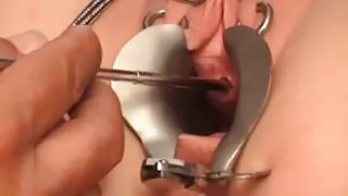 ხელმისაწვდომი გოგონა sucks nehnacomsu და ცვლის pussy.