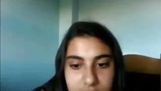 გოგონა გართობა, როდესაც ისინი lick მისი ფეხები.