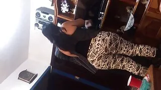 Fuck ემოციური მეზობელი ტელევიზორის წინ.